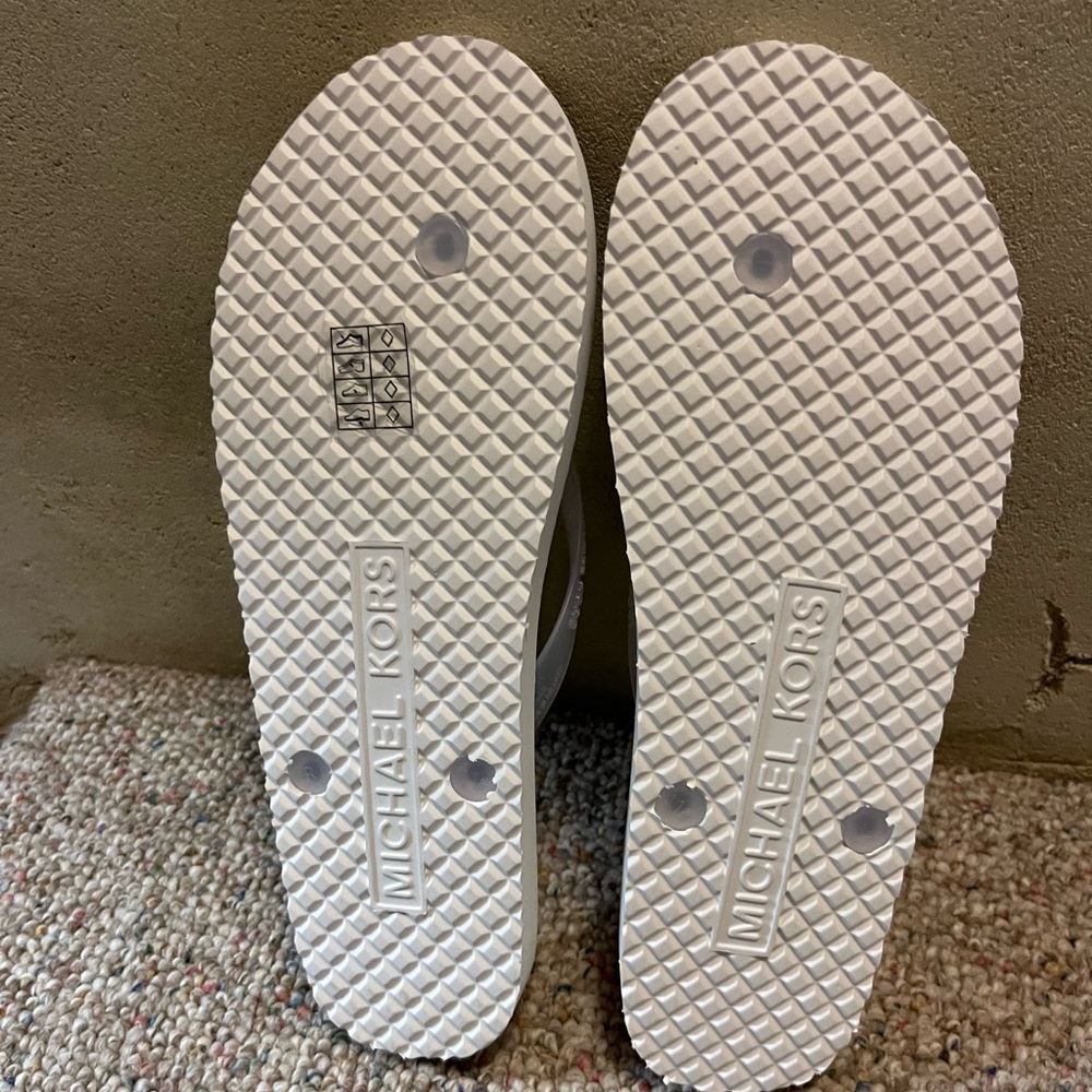 🆕 MICHAEL Michael Kors Cherry Lemon MK Charm Flip Flops - Picture 8 of 11